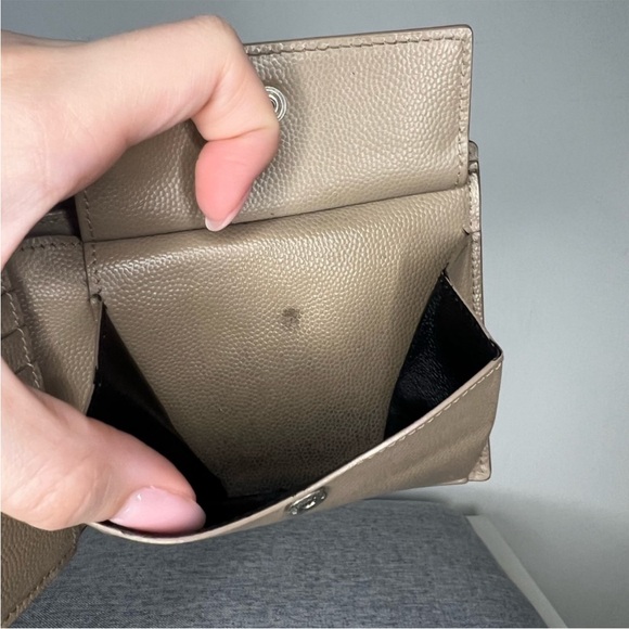 YSL Saint Laurent Cream Bifold Wallet
With Snap Coin Pouch Unisex - Picture 4 of 10